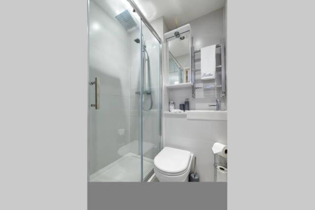 לונדון Three Bedroom Apartment By Beautiful Park מראה חיצוני תמונה