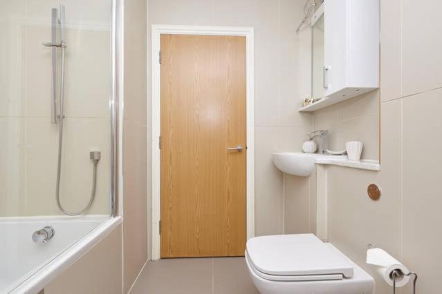לונדון Three Bedroom Apartment By Beautiful Park מראה חיצוני תמונה